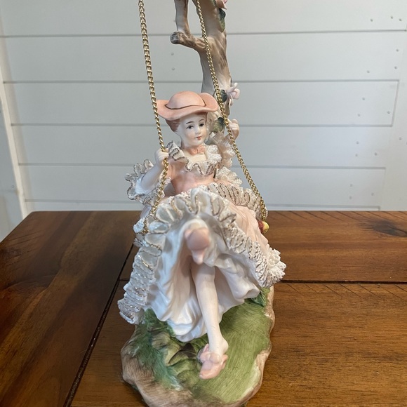 Vintage Porcelain Music Box. Lady Victorian dress. Fly me to the moon tune. - Picture 4 of 6